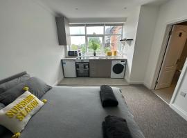 Sunny Modern, 1 Bed Flat, 15 Mins Away From Central London，位于亨顿皇家空军博物馆附近的酒店