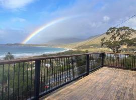 Elevated 3BR, ocean views, pool table, Pirates Bay，位于伊格尔霍克内克的酒店