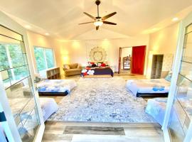 THE HONOMU HOUSE - Gorgeous, Spacious 4Bd2Ba Home near Waterfalls and Hilo, Sleeps 12!，位于Honomu的酒店