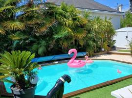 maison calme avec piscine palmiers 300m de la plage pornichet centre，位于波尔尼谢的酒店