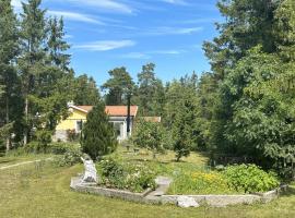 Cozy cottage on Gotland with sauna near salty baths，位于Lärbro的酒店