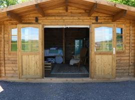 Knapp Farm Glamping Lodge 1，位于Corscombe的露营地