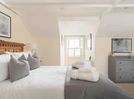 Room 5, Hotel style Double bedroom in Marazion