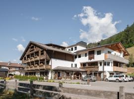 Hotel Bergland，位于卡迪皮特拉阿尔波登滑雪缆车附近的酒店