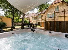 Wonderful house in Sarlat center with heated pool & jaccuzi，位于萨尔拉拉卡内达的乡村别墅