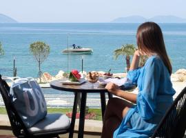 Priam Hotel Luxury Resort，位于伏罗拉的度假村
