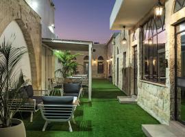 Old City Boutique - By La Finca Hotels- חוויית אירוח יוקרתית, חניה בחינם וקרבה לשדרת הקולינריה של העיר，位于贝尔谢巴的酒店