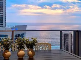 Ocean View Apartments with Balcony - Circle on Cavill - Central Location! - Self Contained & Privately Managed