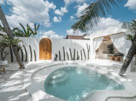 Bohemian Jogja Villas with Private Pool，位于科贾扬的度假屋