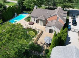 Charming School House with Large Pool，位于休伦湖的酒店