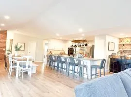 Group House Sleeps 26 THE ATTIC - 2 Miles to Cedar Point