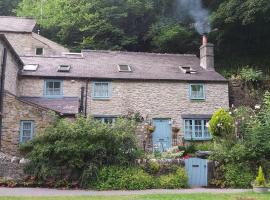 Rose Cottage - Cosy cottage in Millers Dale，位于巴克斯顿的酒店