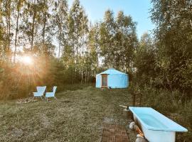 Glamping Yurt Purvs at Kleja Quiet Camping，位于Eikaži的豪华帐篷