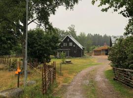 Charming holiday apartment on a rural farm outside Laholm，位于拉霍尔姆的酒店