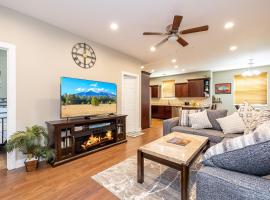 Luxury Home Downtown NAU Route 66 Snowbowl，位于弗拉格斯塔夫的酒店