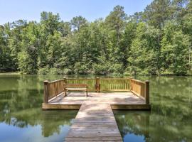 Lakefront Hamilton Cabin w/ Dock & Fire Pit!，位于汉密尔顿的酒店