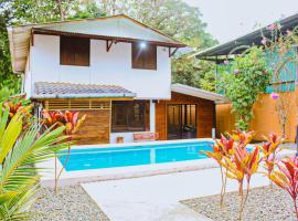 Casa Sua--Cozy 3 Bedroom Dominical Beach Cottage with Pool，位于多米尼克的乡村别墅