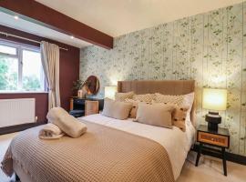 Beautiful home with hot tub near Cambridge，位于罗伊斯顿的酒店