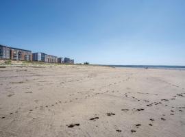 Beach View - 2 Bedroom Apartment - Llanelli，位于拉内利的酒店