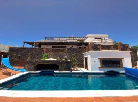 Preciosa Casa Cristian y María con piscina privada，位于蒂亚斯的酒店