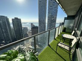 Luxury Downtown Toronto 2 Bedroom Suite with City and Lake Views and Free Parking，位于多伦多的酒店