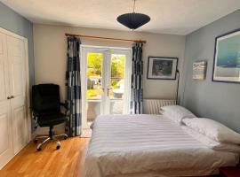 One double bedroom with en suite in Paddock Wood，位于帕多克伍德啤酒花农场乡村公园附近的酒店
