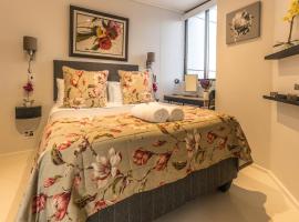 Flamingo Sea Point Sea View Luxury Best Position 1 Bedroom Apartment Queen Size Bed & Inverter For TV，位于开普敦海点亭子游泳池附近的酒店