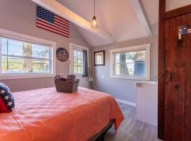 Adorable Cottage with stunning Lake Views，位于Alton的酒店