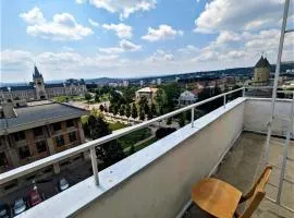 Center room with Palace View