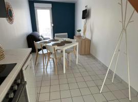 Anselme, F2 duplex avec cour commune et proche de la mer ,2，位于Ver-sur-Mer的酒店