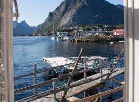 Authentic central located cabin close to Reinebringen Lofoten，位于雷讷的酒店