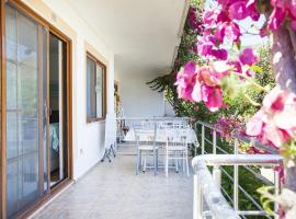 House w Balcony and Garden 1 min to Beach in Datca，位于达特恰的公寓