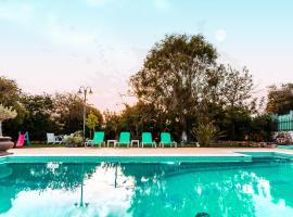 Beachfront luxury villa-Private pool,Garden Heaven，位于基帕里夏的酒店