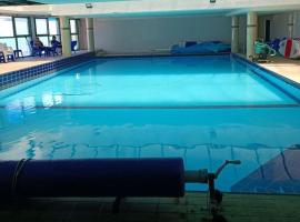 Pool, Sauna, Gym & Spa @ Beach-Front Apartment Hotel，位于亚实基伦的酒店