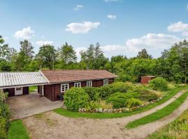Awesome Home In Herning With 3 Bedrooms And Wifi，位于Kølkær的酒店