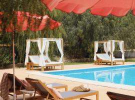 Llucatx Menorca，位于桑帕克的带泳池的酒店