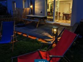 Le Rocky Lodge Large cottage with wooden deck and private garden next to Fontainebleau Forest，位于Achères-la-Forêt的酒店