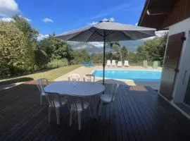 Villa avec piscine, vue lac et montagne