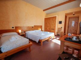 Pràcatinat Hotel & Restaurant，位于费内斯特雷莱的酒店