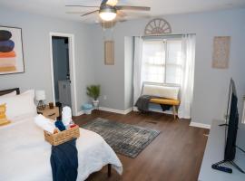 Luxury 3BR Townhome in the Heart of Winston Salem NC - Sleep 6，位于温斯顿·塞勒姆的度假屋