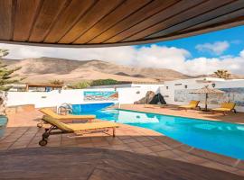 Bungalow Allende Famara con piscina privada y AC，位于法马拉的海滩短租房