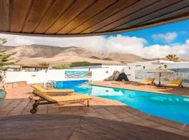 Bungalow Allende Famara con piscina privada y AC