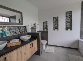Apto lujo con jacuzzi y parqueadero piso 4，位于圣罗莎德卡瓦尔的带按摩浴缸的酒店