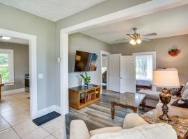 Lakefront Mound Getaway Near Snowmobiling Trails!，位于Mound的酒店