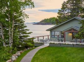 Reflections Cabin on Lake Superior - Near Lutsen，位于Schroeder的酒店