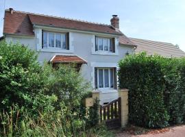 Maison de campagne avec piscine，位于Parigny-les-Vaux的酒店