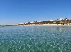 kelibia ezzahra plage a 170 m du plage，位于Ḩammām al Ghazzāz的酒店