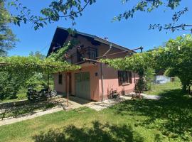 Family-friendly apartments with swimming pool Plaski, Velebit - 20466，位于Plaški的酒店