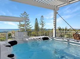 Beachfront Apt with rooftop spa across from Marcoola Beach，位于马库拉的酒店
