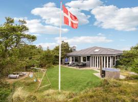 3 Bedroom Stunning Home In Ringkøbing，位于灵克宾的酒店